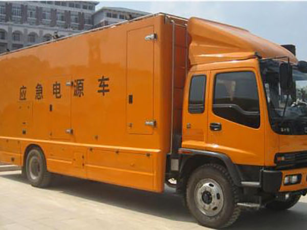 南郊冬季柴油发电机启动前，如何检查燃油系统中的积水？